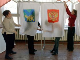 Voliči už jdou, hlasovací místnost ve Vladivostoku.