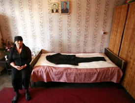 Žena ve svém bytě v Senaki, kde jí Rusové zabili manžela.
