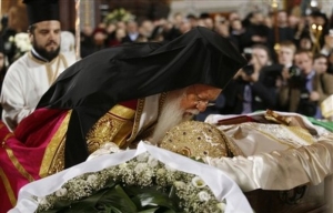 Konstantinopolský patriarcha Bartoloměj I. se přišel rozloučit také.