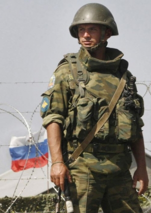 Ruský voják na checkpointu Karaleti nedaleko Gori.