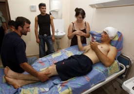 Zraněný gruzínský voják v Tbilisi po výměně zajatců.