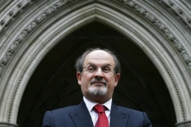 Salman Rushdie už jednoho Bookera má. Zatím mu musí stačit.