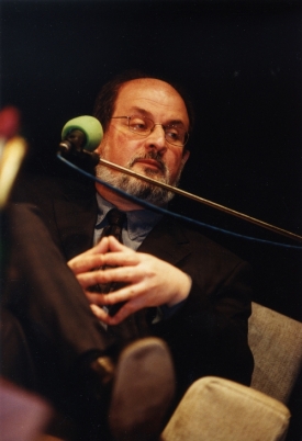 Kundery se zastal i známý spisovatel Salman Rushdie.