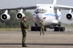 Ruské vojenské letadlo přistává v Suchumi.