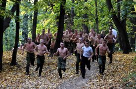 Ruští branci cvičí na předměstí Moskvy