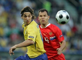 Kanonýr Švédů Zlatan Ibrahimovič (vlevo) se v utkání neprosadil.
