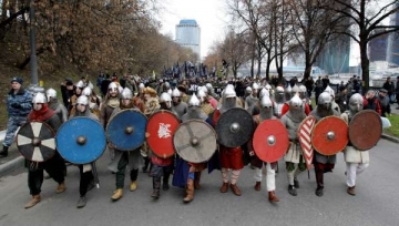 Nacionalisté pochodují v historických kostýmech.