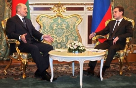 Medvěděv a Lukašenko v Kremlu.