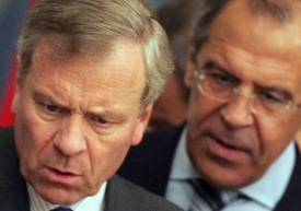 Výmluvná mimika. Šéf NATO Scheffer a ruský ministr zahraničí Lavrov.