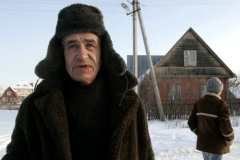 Obyvatel vesničky Pavlovskoye, která leží dvacet kilometrů jižně od Moskvy, stojí před svým domem (vzadu pravo), kde ptačí chřipka usmrtila několik kusů domácí drůbeže.