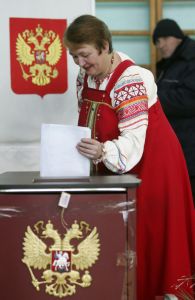 Žena v tradičním kroji volí ve městě Smolensk