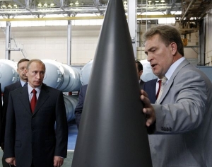 Ruský premiér Putin na kontrole výroby jaderných hlavic.