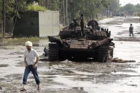 Pozůstatek Saakašviliho chyb ve výpočtech, zničený tank v Cchinvali.