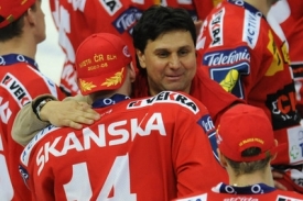 Tren&eacute;r Slavie Vladim&iacute;r Růžička se raduje z titulu.