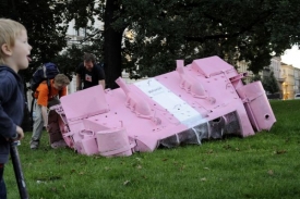 Do Prahy se vrátil i smíchovský růžový tank.