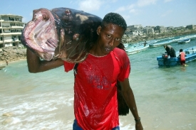 Mnozí somálští rybáři s piráty sympatizují.