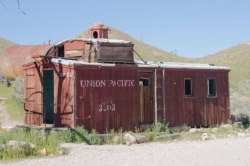 Opuštěný vagón Union Pacific na bývalém nádraží v Ryolitu.