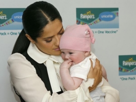 Salma Hayekov&aacute; s dvouletou dcerou Valentinou Palomou.