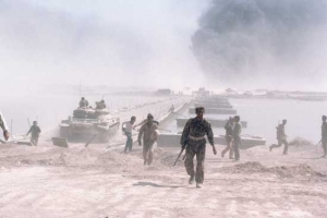 Irácké tanky míří přes pontonový most k íránské hranici.
