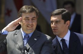Saakašvili (vlevo) a Okruašvili na vojenské přehlídce