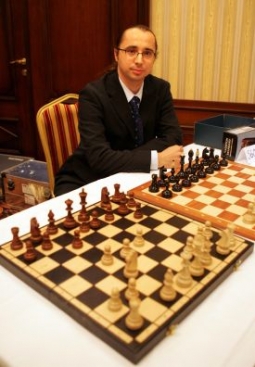 Šachový nadšenec Pavel Matocha, předseda občanského sdružení Pražská šachová společnost, která pořádá mimořádný turnaj v Karlových Varech.