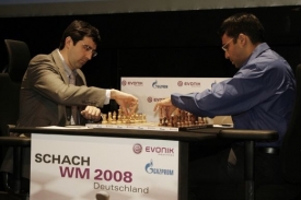 Ruský šachista Kramnik (vlevo) hraje partii s Indem Ánandem.