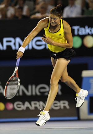 Podává druhá finalistka dvouhry Ruska Dinara Safinová.