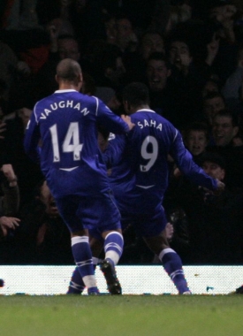 Louis Saha zařídil dvěma góly a jednou přihrávkou vítězství Evertonu.