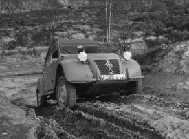 Vzácná verze 2CV Sahara s pohonem všech kol měla dva motory a převodovky, jeden komplet vpředu a druhý vzadu. Citroën ji vyrobil pro francouzské naftaře působící v Africe.