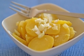Teplé brambory s přehledem nahradí majonézu.