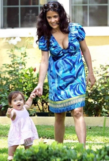 Salma Hayeková se svou dcerkou Valentinou.