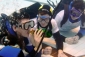 Pelhřimovští potápěči oslavují pod hladinou poté, co třináct z nich překonalo světový rekord v počtu lidí dýchajících pod vodou po dobu jedné hodiny z jedné dýchací automatiky. (Foto: ČTK)
