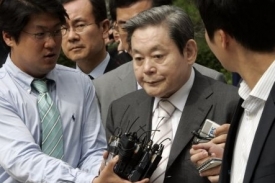 Bývalý šéf Samsungu I Kun-hi odchází od soudu s podmínkou.