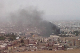 Kouř po explozích u komplexu ambasády USA v Jemenu.