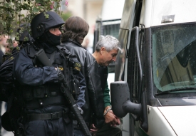 Sklíčený Ďuričko v obležení policistů před restaurací Monarch.