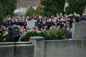 Příbuzní a přátelé Václava Kočky mladšího v areálu hřbitova v Řepích