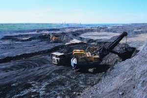 Těžba ropy v kanadských ropných píscích