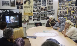 Bosenské muslimky sledují přenos procesu z Haagu.