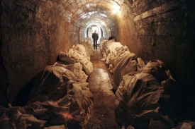 Podzemí márnice v Tuzle se stovkami těl z hrobů ze Srebrenice (1997).