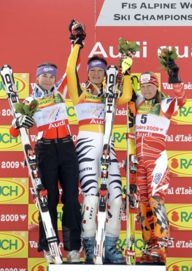 Tři nejlepší slalomářky MS. Šárka Záhrobská vlevo.