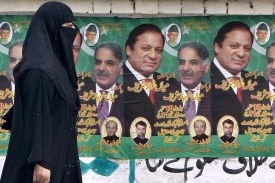 Plakáty opozičního politika Naváze Šarífa, září 2007