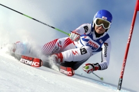 Vítězka Kathrin Zettelová na trati obřího slalomu v Söldenu.