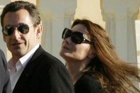 Nicolas Sarkozy a Carla Bruniová během cesty v Egyptě.