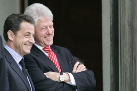 Nicolas Sarkozy (vlevo) a Bill Clinton