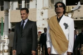 Nicolas Sarkozy a Muammar Kaddáfí