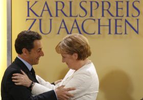 Sarkozy s německou kancléřkou Merkelovou. Udělování Karlovy ceny.