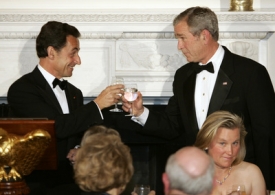 Francouzský prezident Nicolas Sarkozy (vlevo)