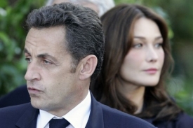 Sarkozy a jeho manželka byli středem pozornosti médií.