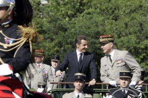 Nicolas Sarkozy na slavnostní přehlídce na Champs-Elysées.