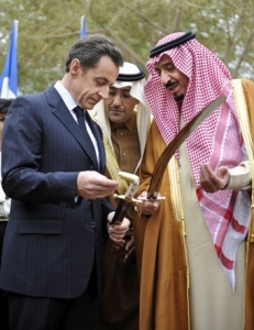 Francouzský prezident Sarkozy dostal od Saúdů šavli.
